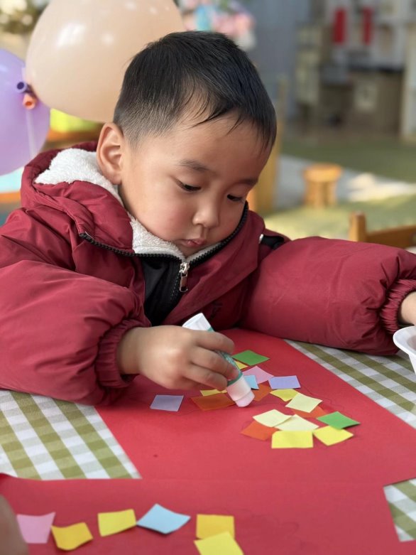 小孩看着桌子上

AI 生成的内容可能不正确。