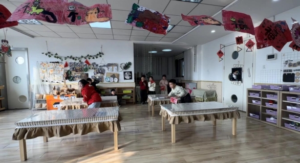 图片包含 室内, 桌子, 厨房, 房间

AI 生成的内容可能不正确。