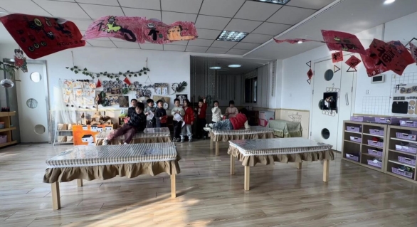 图片包含 室内, 桌子, 椅子, 木

AI 生成的内容可能不正确。