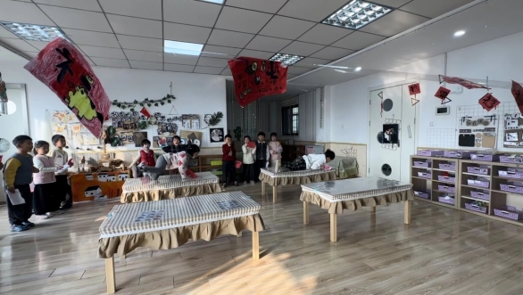 人们在看台上的人在房间里

AI 生成的内容可能不正确。