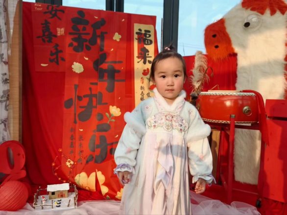 图片包含 室内, 小, 穿着, 小孩

AI 生成的内容可能不正确。