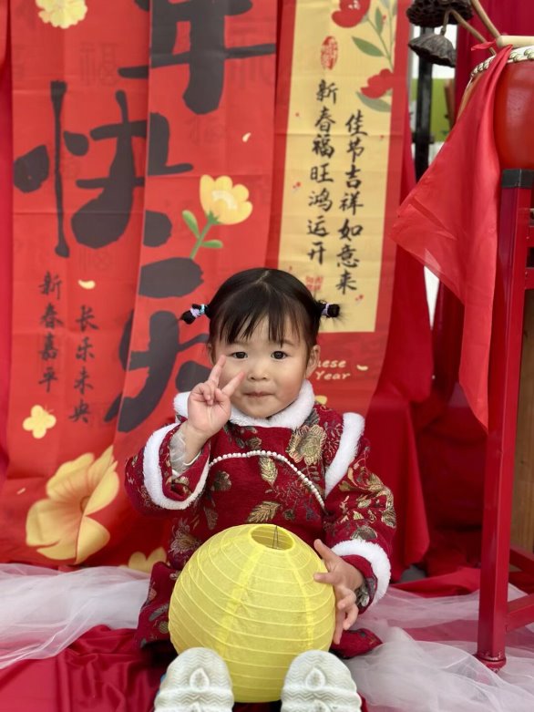 图片包含 人, 桌子, 小, 年轻

AI 生成的内容可能不正确。